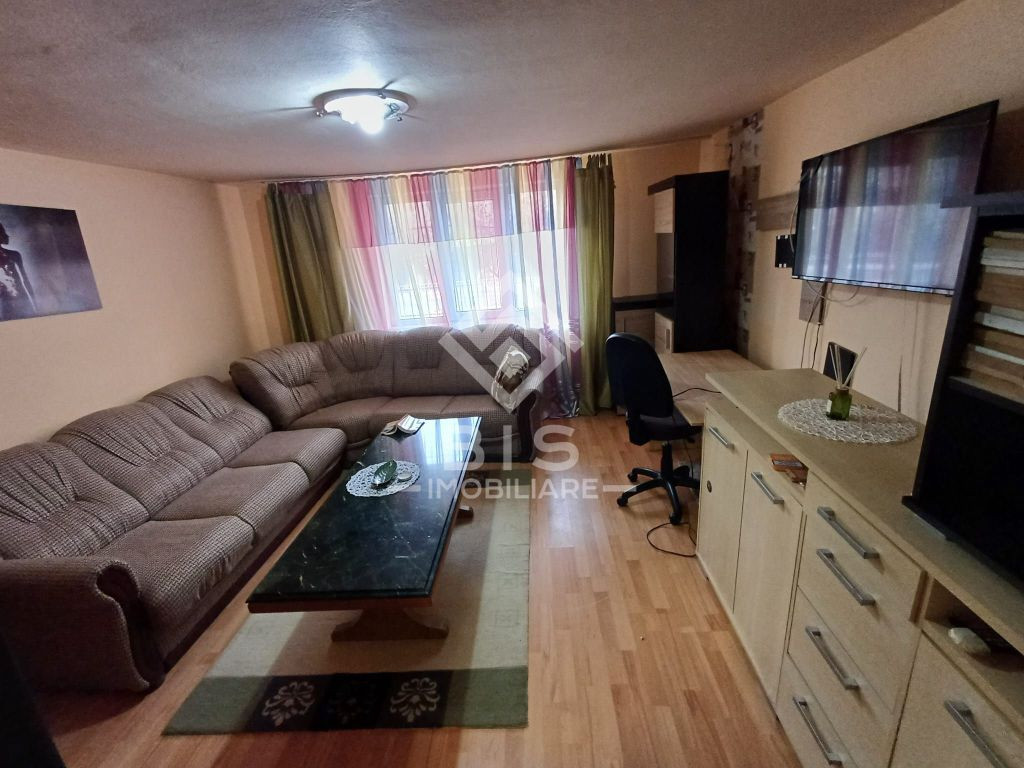 Apartament la casă – 3 camere, curte și parcare
