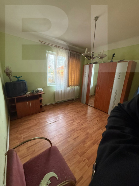 Casa de vanzare, cu 3 camere, doua bucatarii+teren in Simeri
