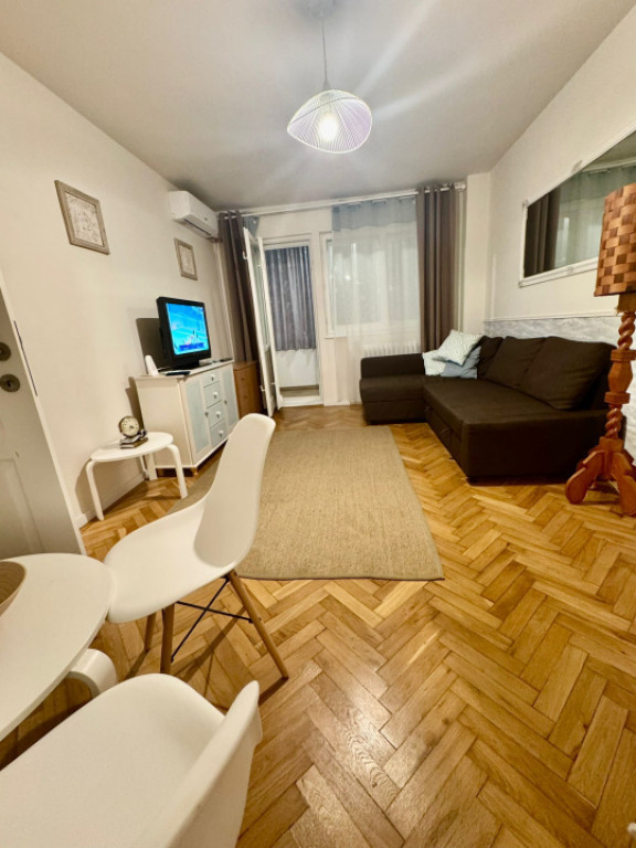 Inchiriez apartament 3 camere Tomis nord (peco omv)