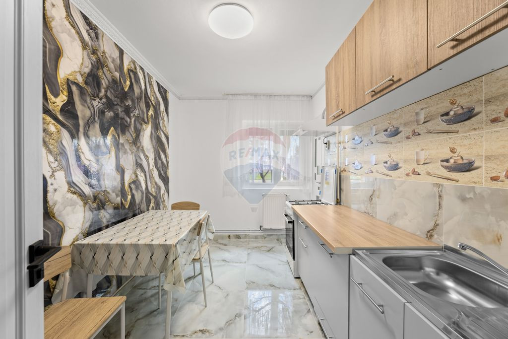 Apartament cu 2 camere, decomadat, de închiriat în zona...