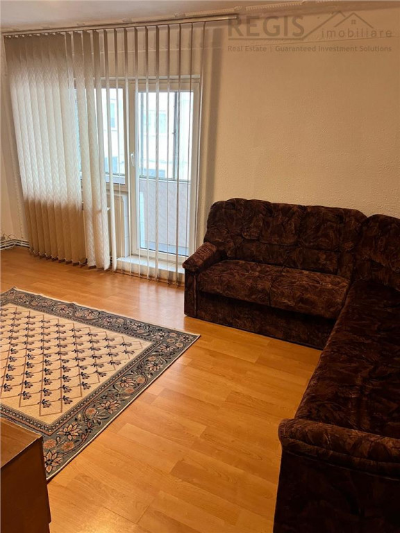 Apartament cu 3 camere situat in Tractorul