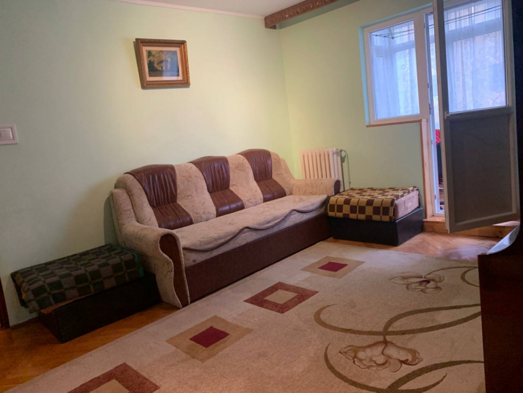 Apartament 3 camere de vânzare | Etaj 1 | Balcon | Geam la