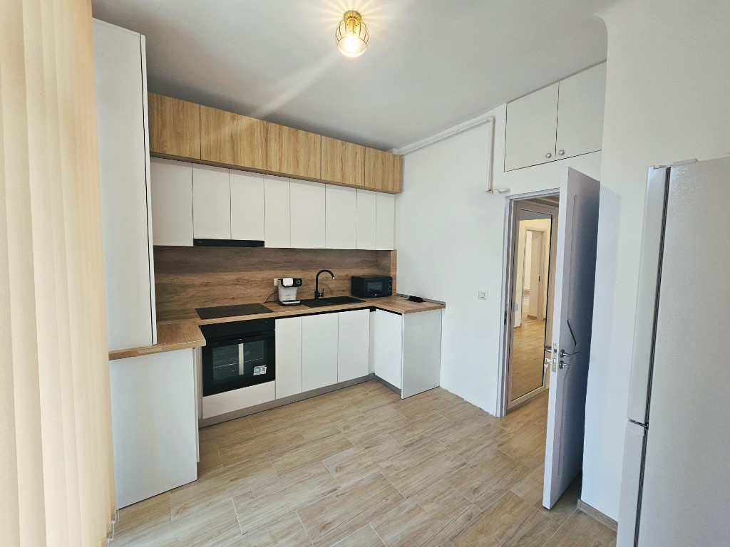Închiriez apartament ultracentral, 3 camere, renovat / 84 mp