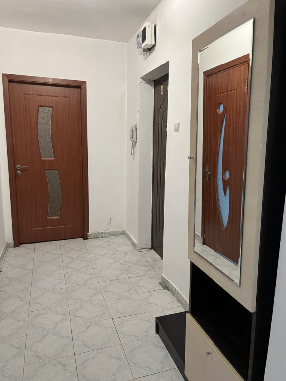 Închiriez apartament 2 camere zona 1 Mai