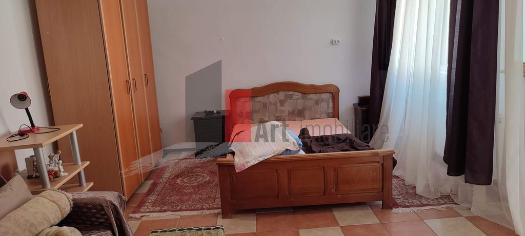 Garsoniera de inchiriat in zona Damaroaia