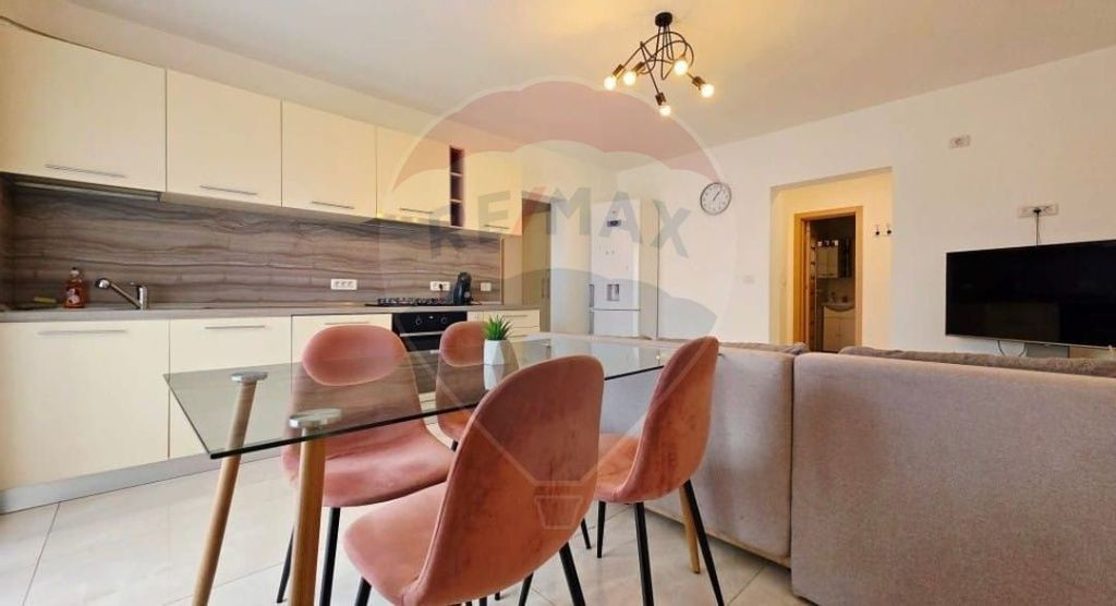 Apartament cu 3 camere si loc de parcare de inchiriat zon...