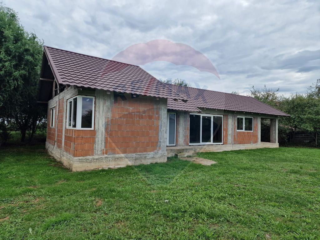 Casă la rosu spre vânzare, Busag, acces privat