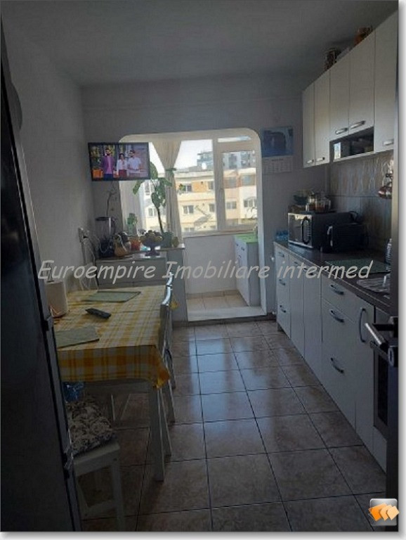 Apartament 3 camere decomandate zona Trocadero