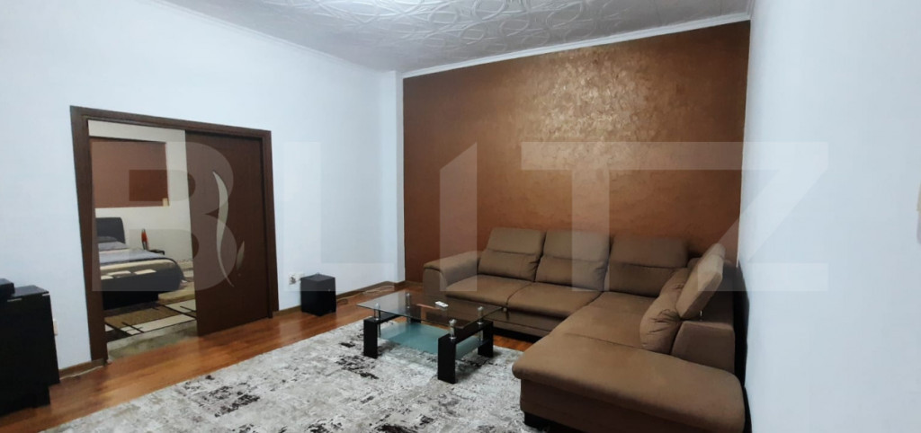 Casă cu 3 camere, 161 mp, cu curte comună, zona-ultracentr