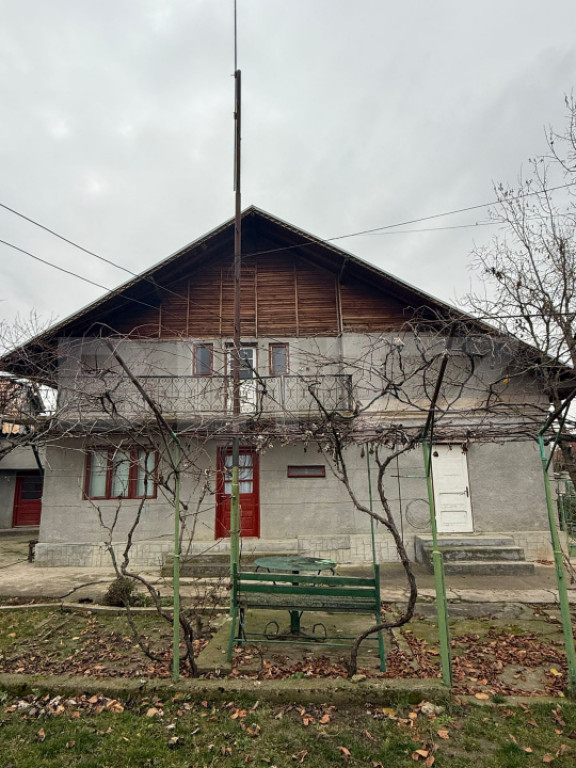 Proprietate completa in Sacuieni- Doua Case + Anexe