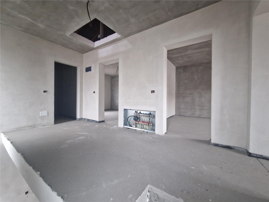 Casa P E , teren 276 mp, parte dintr-un triplex - Statia de