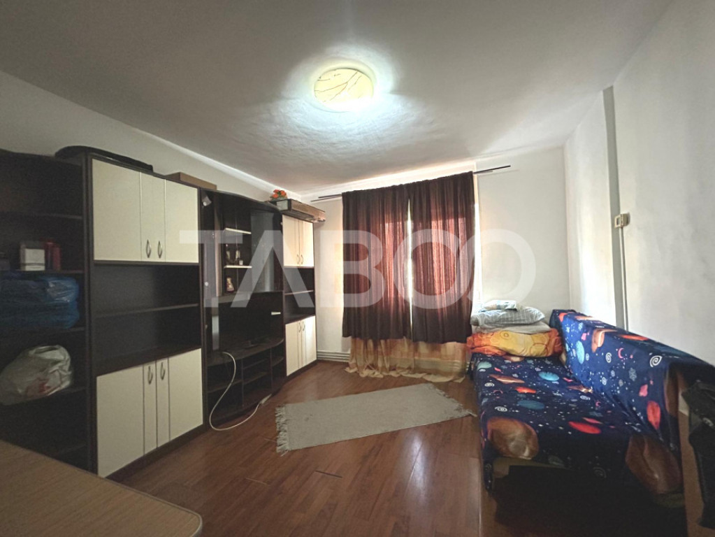 Garsoniera cu balcon si pivnita etaj 1 Zona Strand de vanzar