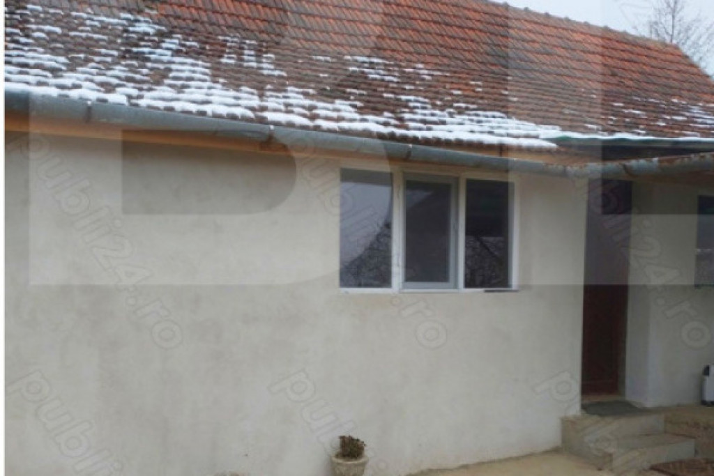 Casă de vânzare într-o zonă liniștită, sus pe deal, cu