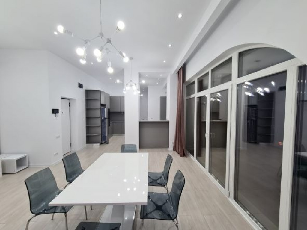 Apartament 3 camere , Bulevardul Decebal -piata