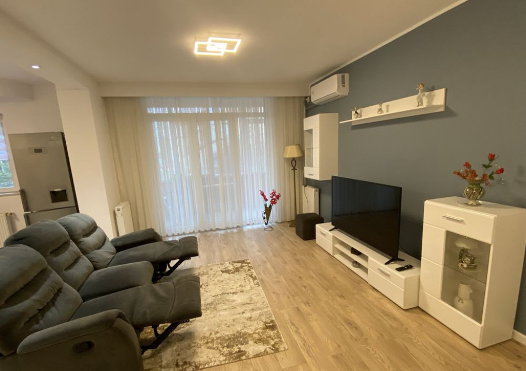 Plaza Mall, apartament de 2 camere de închiriat, etaj 3!