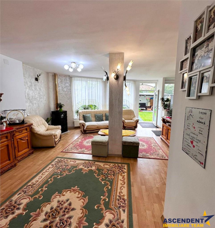 Casa in apreciabil potential,cu terase, curte,gradina echipa