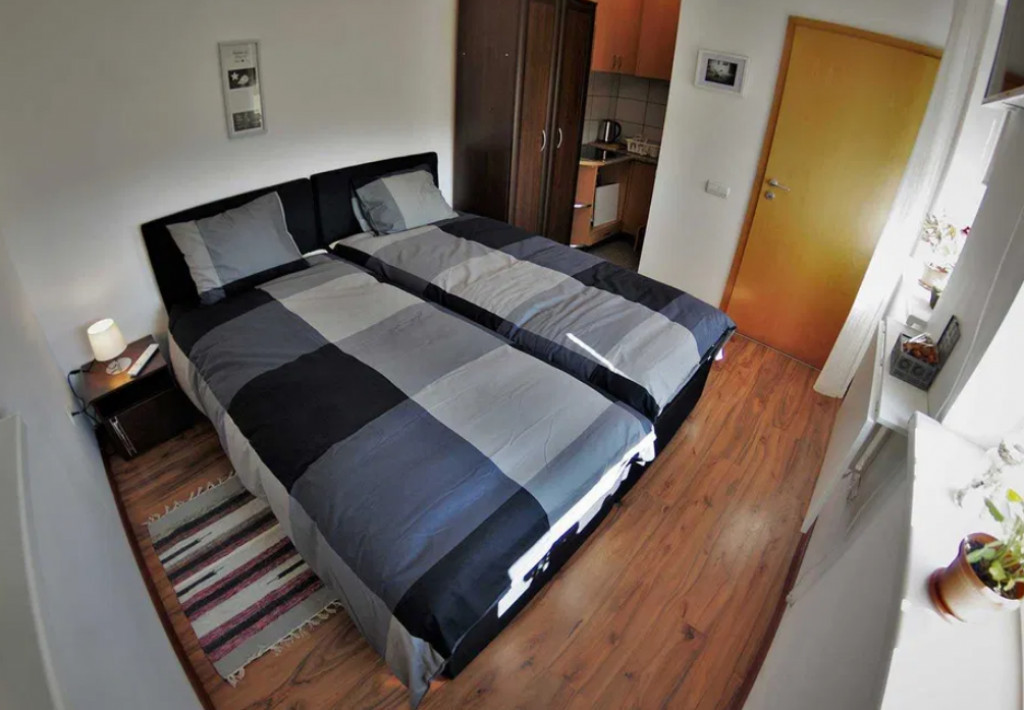 Camera de camin cu baie si bucatarie - zona Bartolomeu