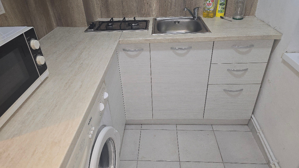 Vand sau inchiriez garsoniera in Deva, zona Dacia, etaj 2, mobilata