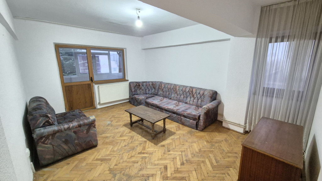 Apartament 3 camere - zona Casei de Cultură