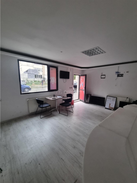 De inchiriat Spatiu comercial si teren strada Bucuresti lang