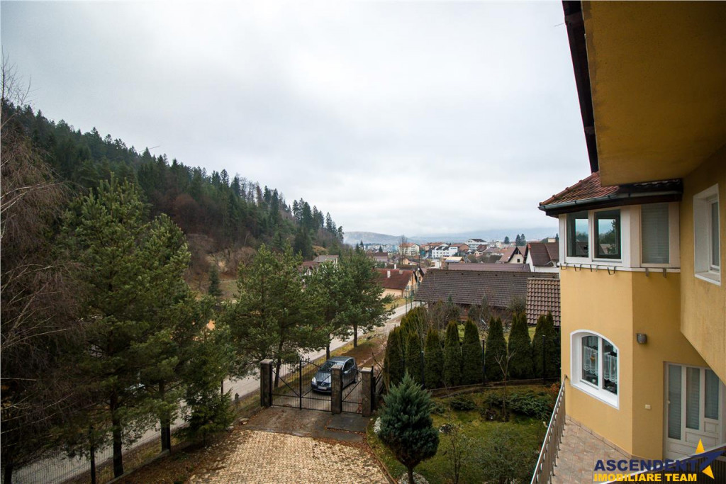 Resedinta cu atmosfera familiara,peisaj imersiv,amplasare pr