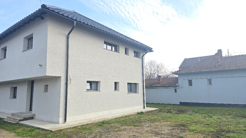 Vand casa in duplex in Deva, semifinisata, zona Garii (peste linie)