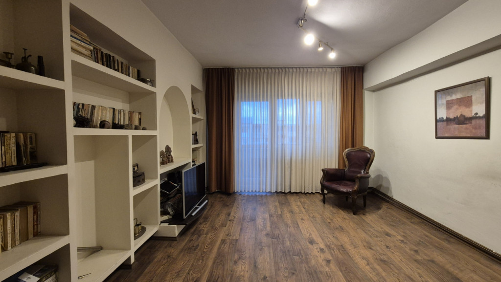 Apartament 3 camere, decomandat, Strada Victoriei