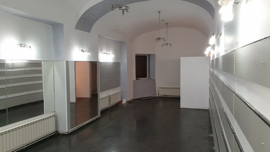 Dau in chirie spatiu comercial central Piata Avram Iancu