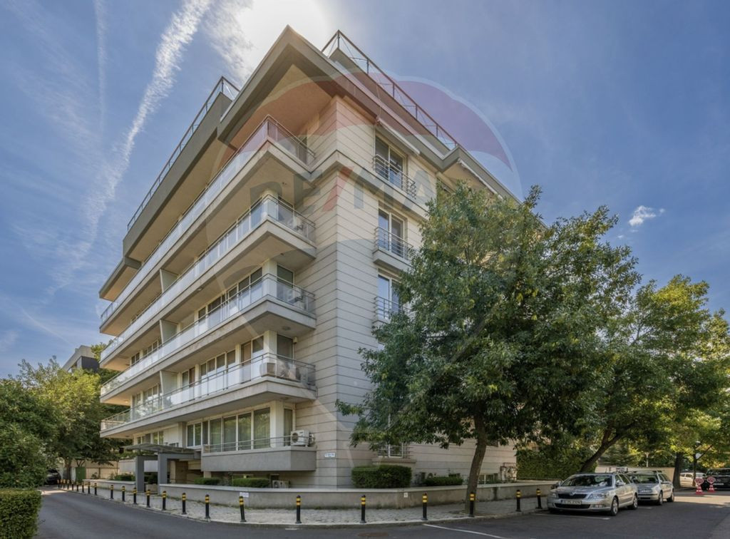 Vanzare Apartament 4 cu camere cu curte / loc parcare/ ul...