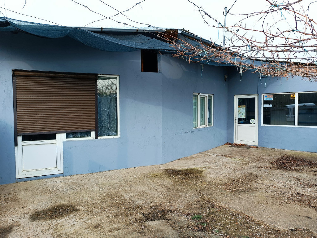 Spatiu Comercial cu spatiu de locuit si teren central