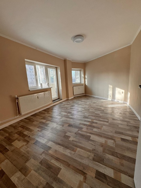 Apartament 3 camere decomandat, 3 min Metrou Apărătorii Patriei