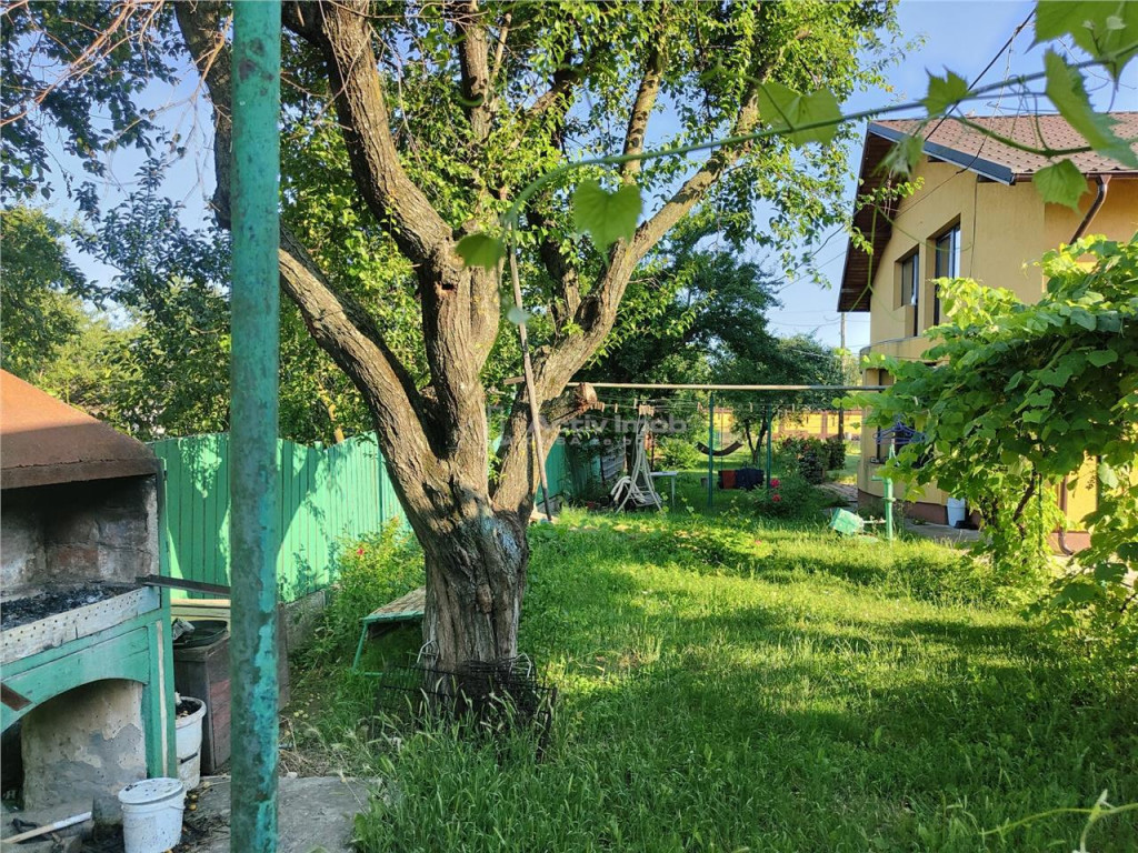 Casa decomandata, situata central in Boldesti Scaeni, in zon