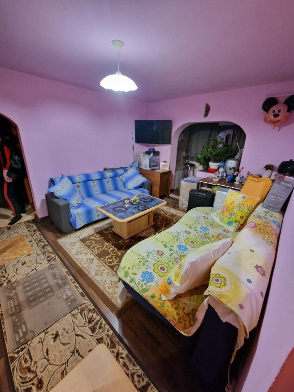 Proprietar apartament cu 2 camere etaj 1 periferie