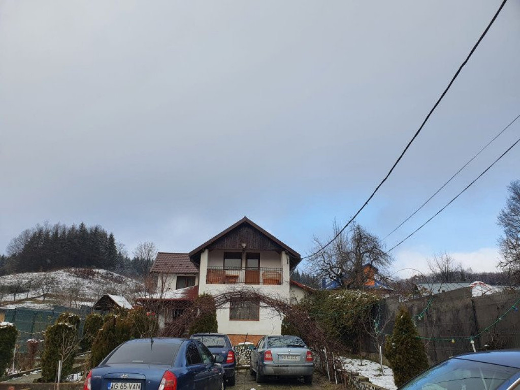 Casă la Padure cu 6 camere de vânzare – Curtea de Argeș