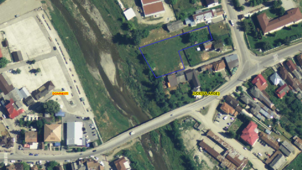 Teren intravilan Domnești, Central lângă Liceu, pe malul