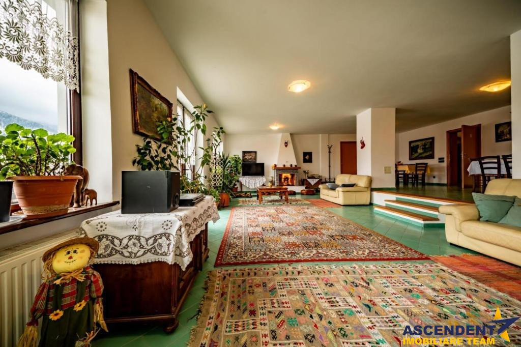 Pensiune:3 km de Castelul Bran, 2.900mp teren, aviz ISU, pre