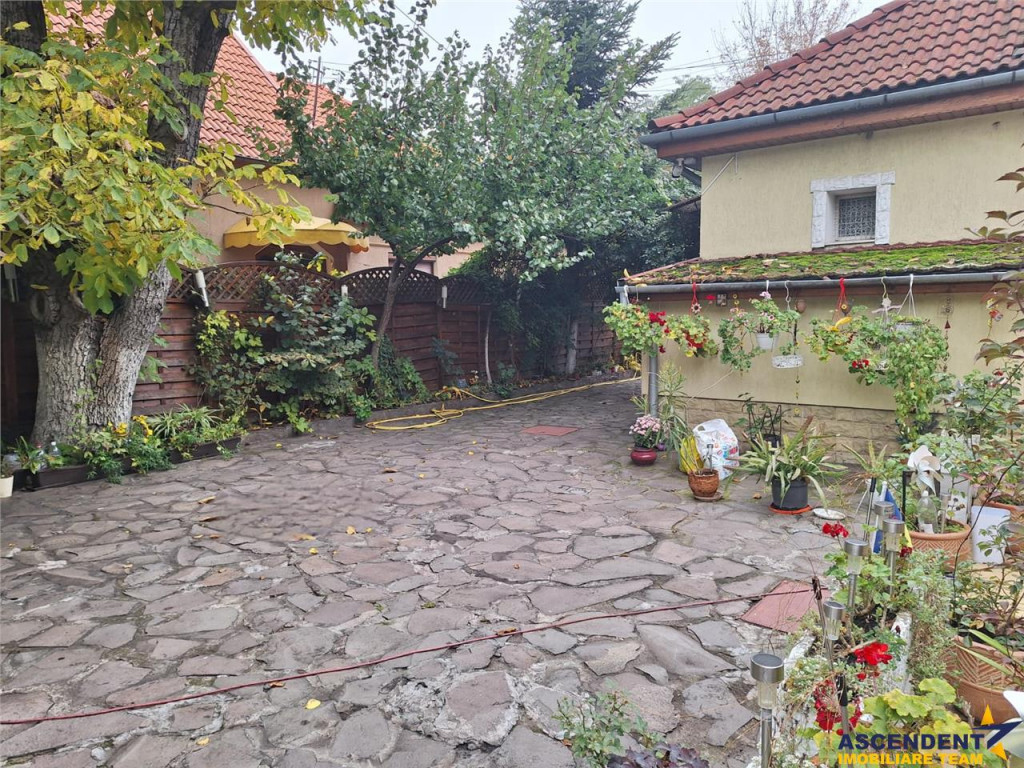 Casa Bartolomeu, pe doua nivele, stil deosebit, curte comuna