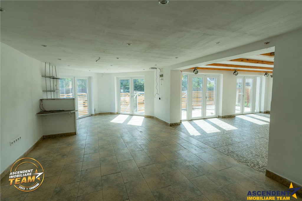 Casa cu spatiu comercial recomandat: locuinta si afacere:Cen