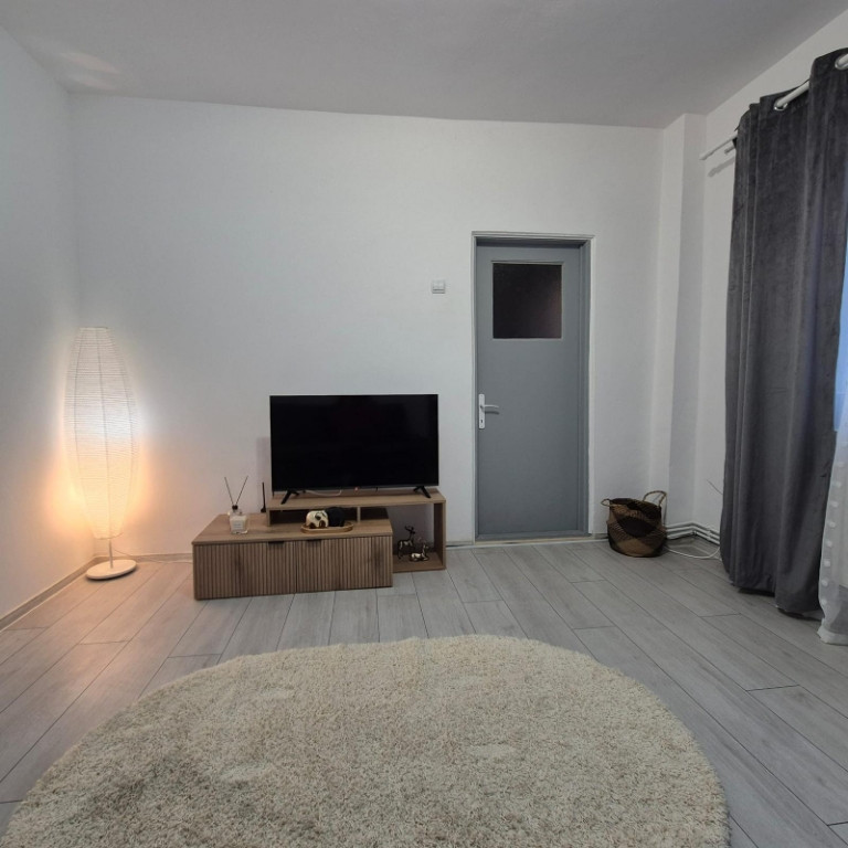 Inchiriez casa la curte