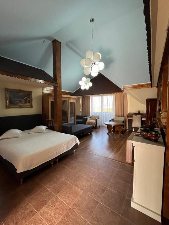 Double Deluxe King - Window, Garden View