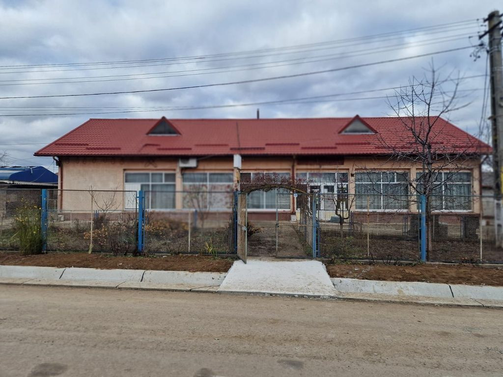 Se oferă spre vânzare / închiriere clădire cu spațiu...