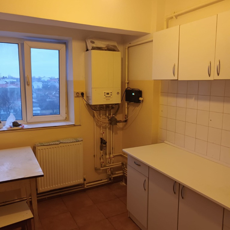 Garsoniera de vanzare zona KM 5, decomandata, CENTRALA GAZ