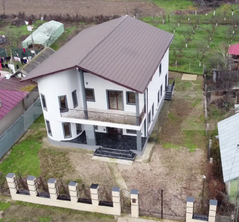 Liniște, spațiu și eleganță – casă superbă lângă