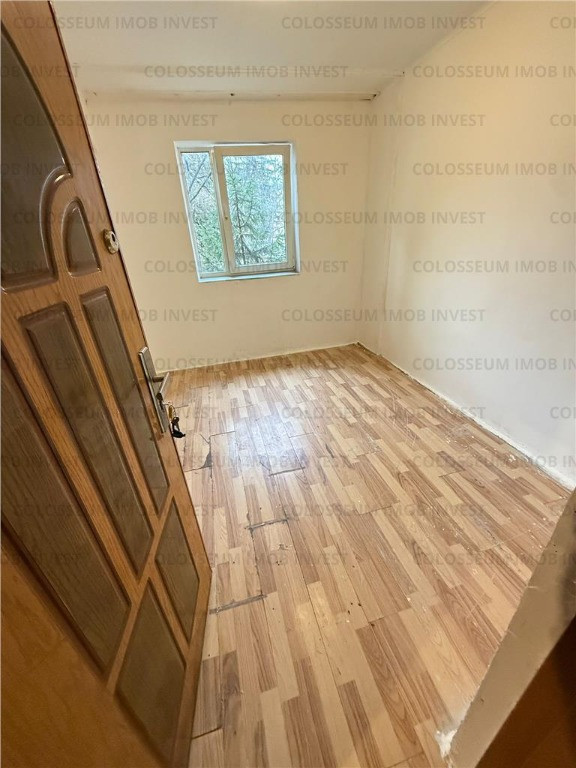 Piata Astra /camera de camin etajul 1 din 4 libera.