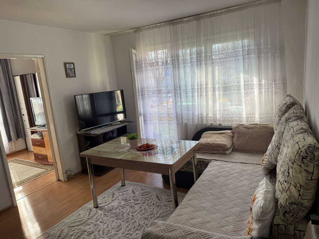 Apartament 3 camere, semidecomandat - zona Astra