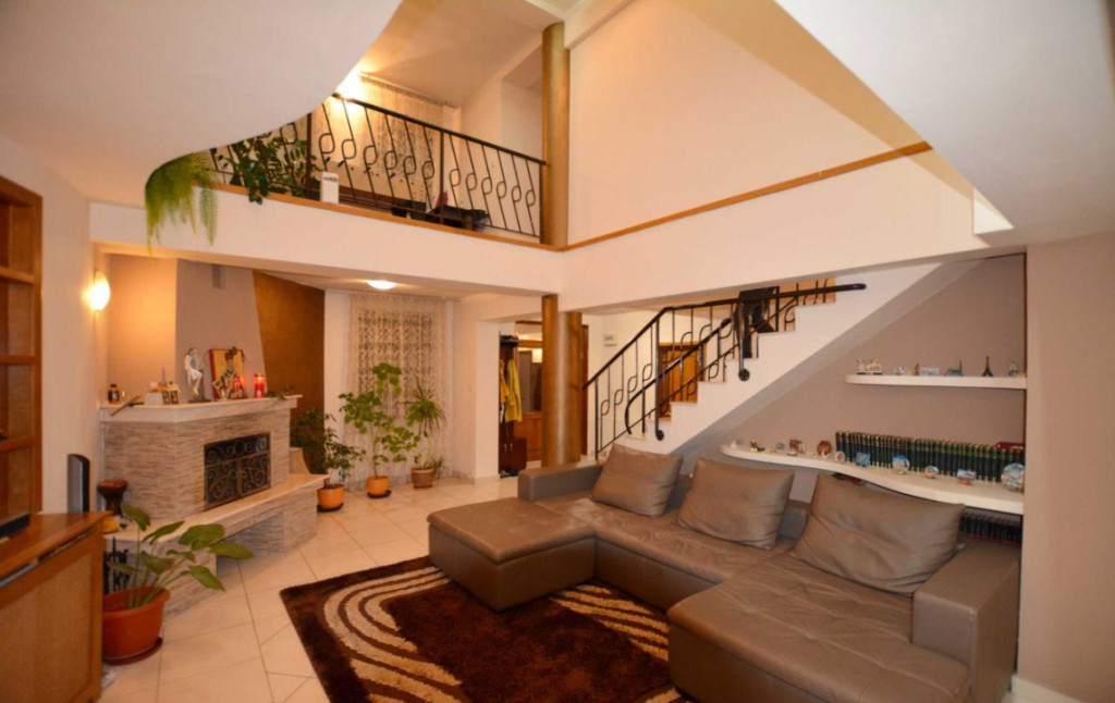 Vilă Exclusivistă cu Terasă și Curte Generoasă în Găv