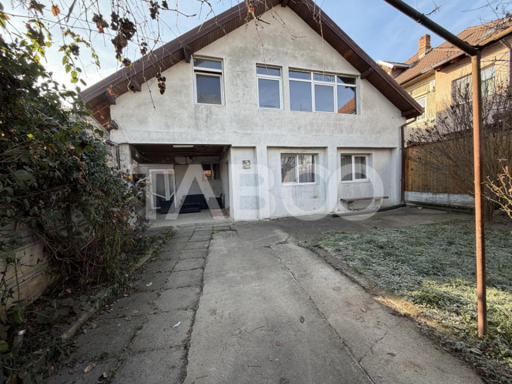 Casa de vanzare 4 camere 160 mpu teren liber 146 m zona Cet