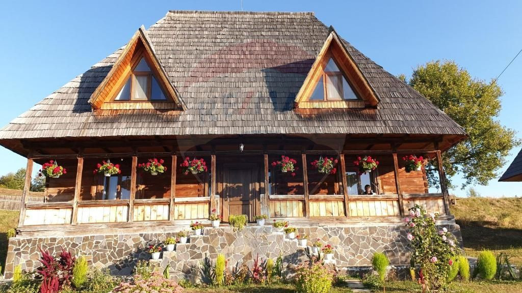 Casă stil maramuresan 4 cam, 4 bai, teren 1500mp, Maramures