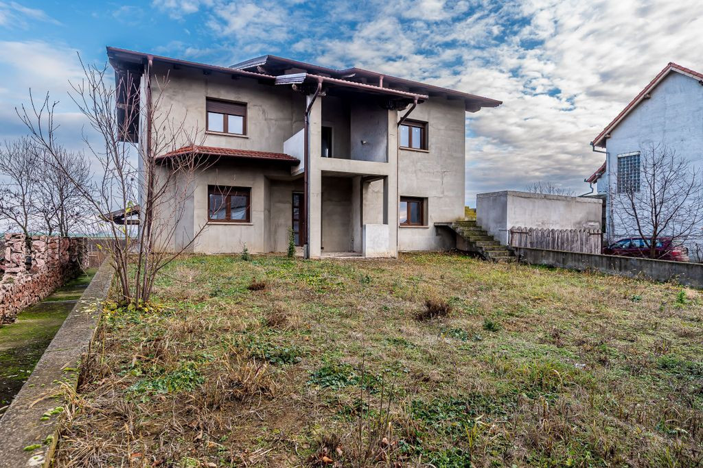 Casă spatioasa, construcție nouă – Zimandu Nou Teren...