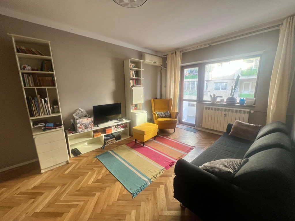 Centru apartament 3 camere renovat etajul 1 vedere stradala